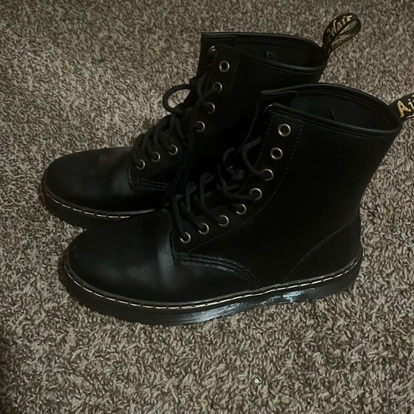 Dr. Martens Shoes - Black dr. Martens